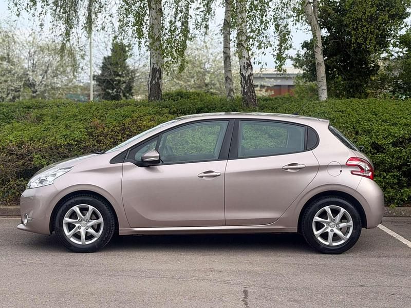 Used Peugeot 208 Active 82 HP (60 kW) 2014 Pink Hatchback