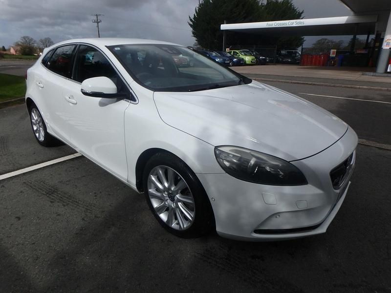 Used Volvo V40 SE 180 HP (132 kW) 2026 White Hatchback