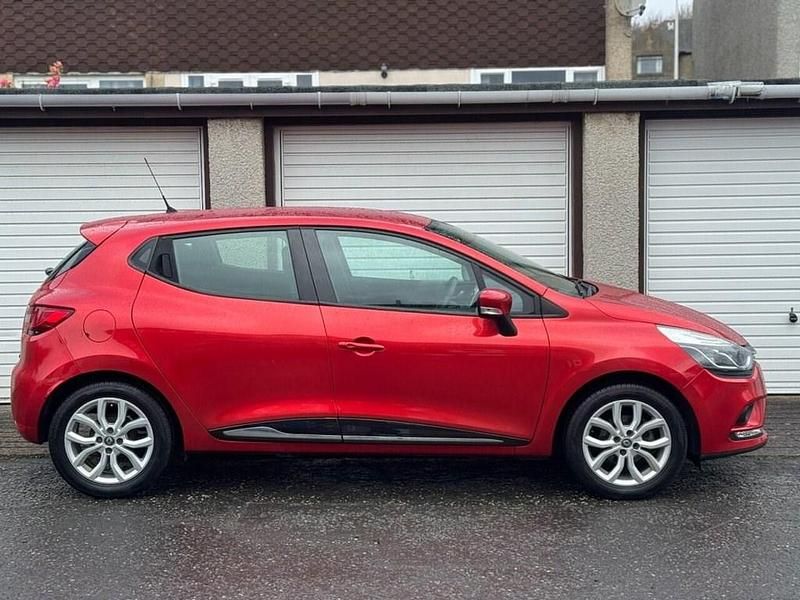 Used Renault Clio IV Dynamique 75 HP (55 kW) 2017 Red Hatchback