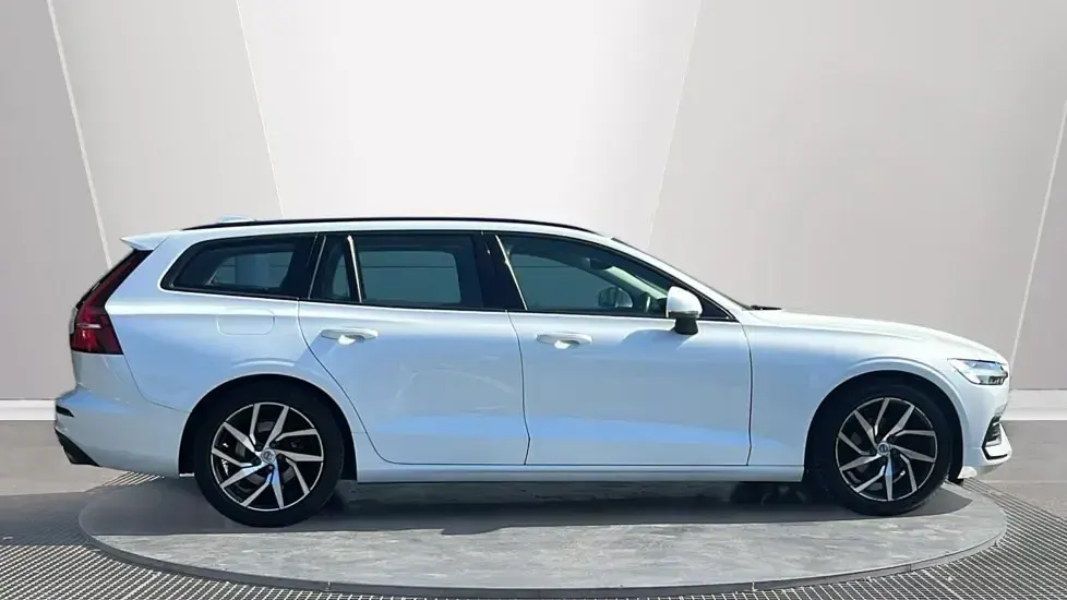 Used Volvo V60 Momentum 190 HP (139 kW) 2020 White Estate