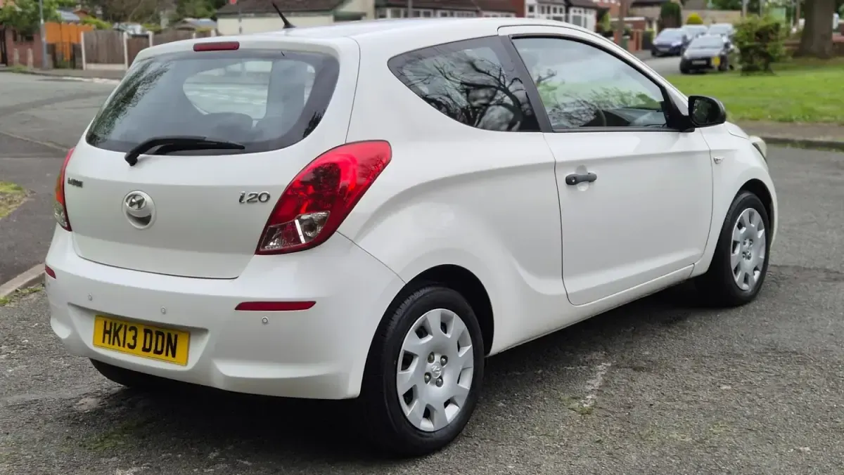 Używany Hyundai i20 Classic 85 KM (62 kW) 2013 Biały Hatchback