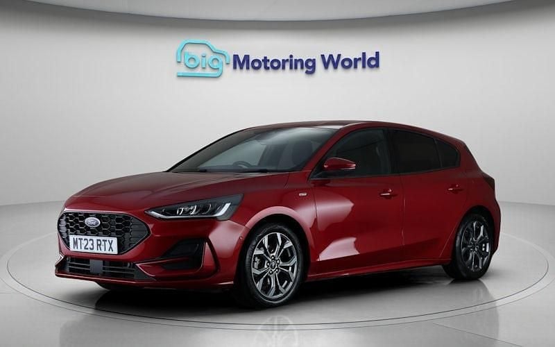 Begagnad Ford Focus ST-Line 125 HK (91 kW) 2023 Röd Halvkombi