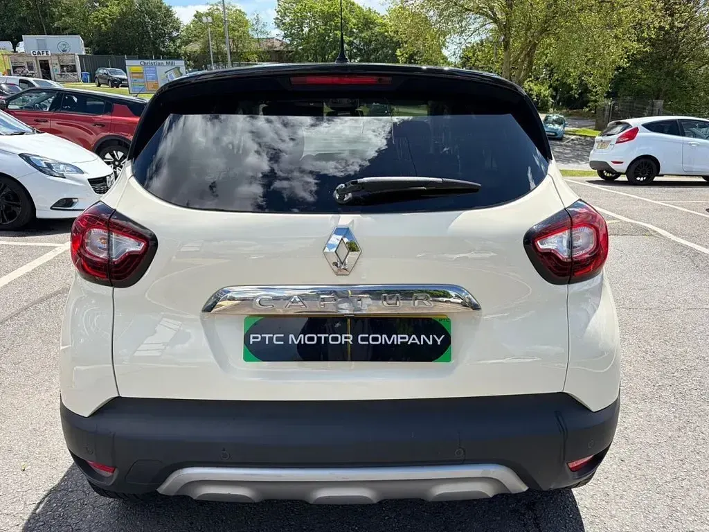 Used Renault Captur Signature 110 HP (80 kW) 2018 White SUV