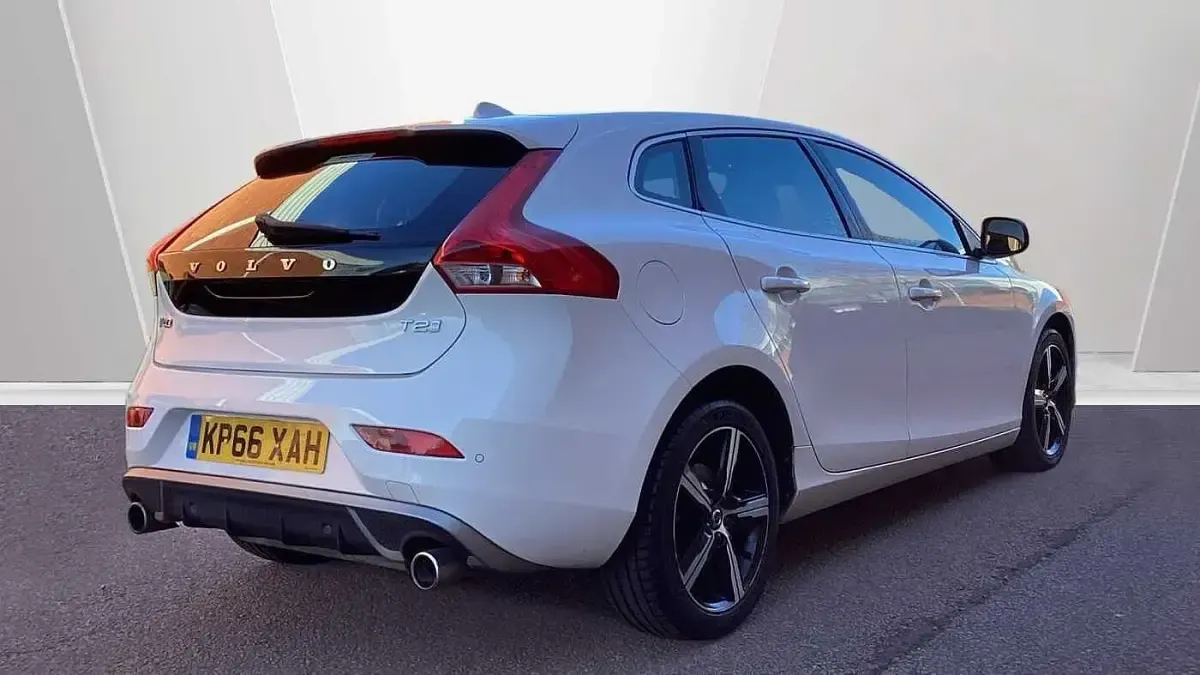 Usado Volvo V40 R-Design 122 HP (89 kW) 2016 Branco Citadino