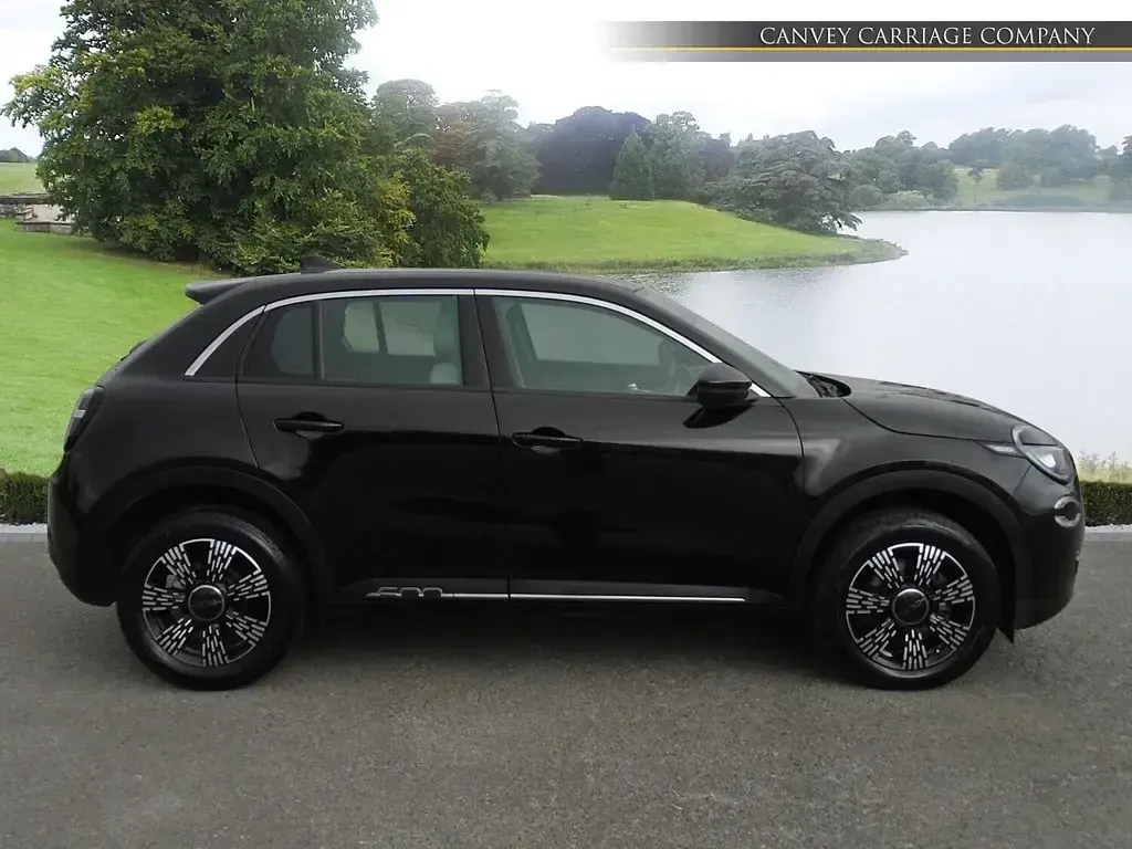 Used Fiat 600 La Prima 100 HP (73 kW) 2025 Black SUV