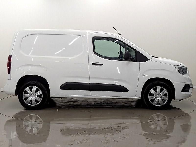 Used Vauxhall Combo Sportive 101 HP (74 kW) 2020 White jade MPV