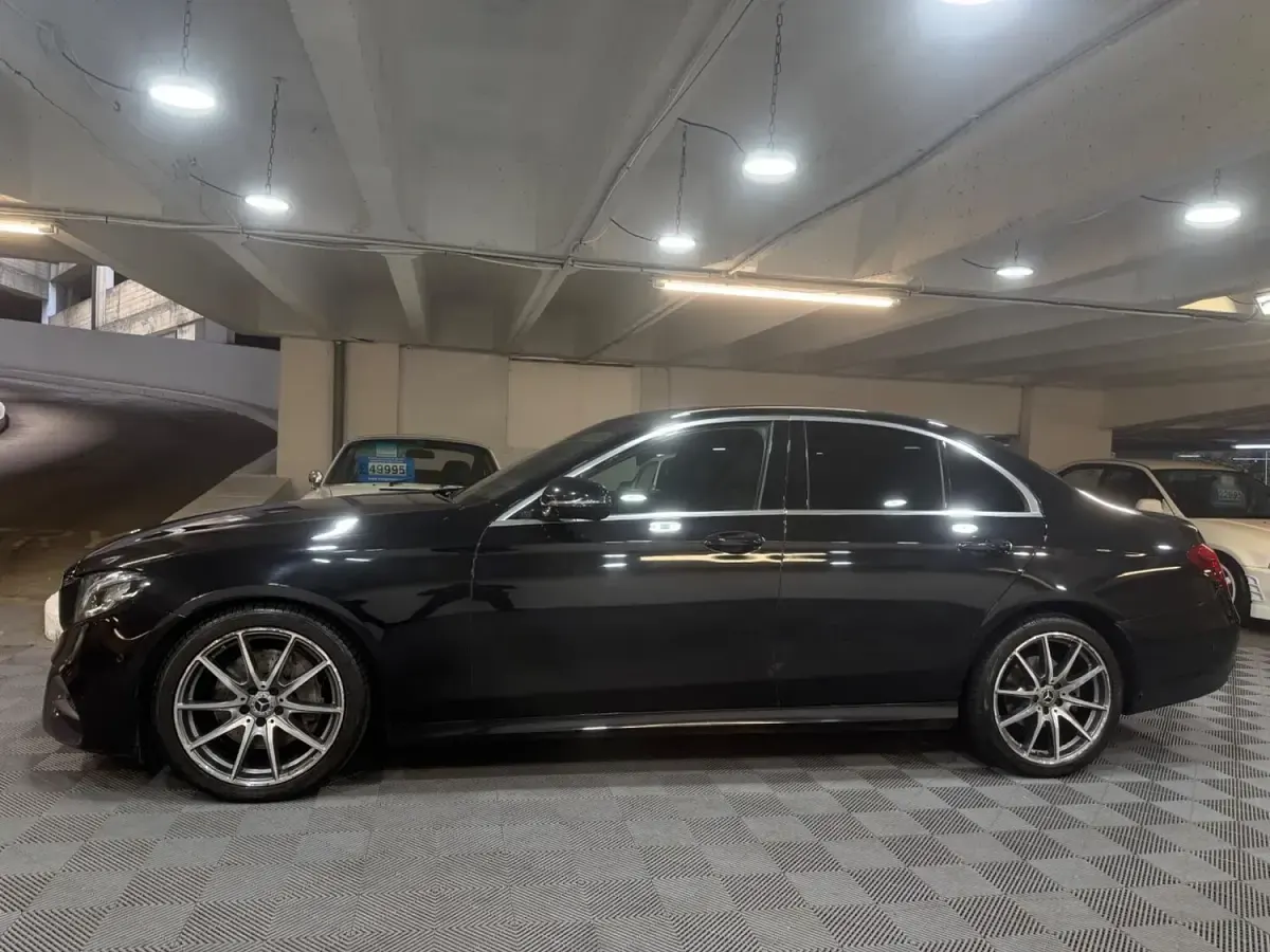 Usado Mercedes E220 AMG line 2019 Negro Berlina