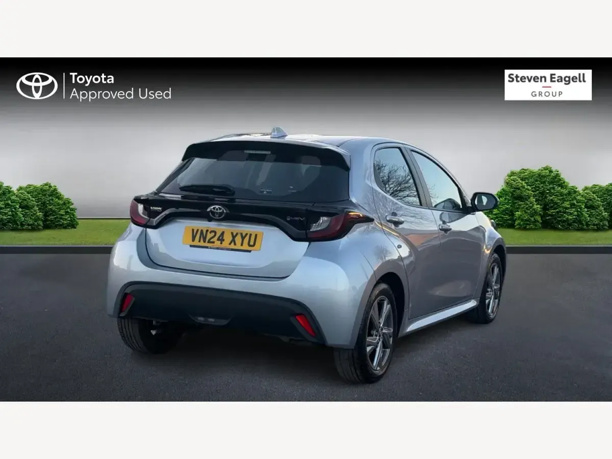 Usado Toyota Yaris Hybrid 2024 Prateado Citadino