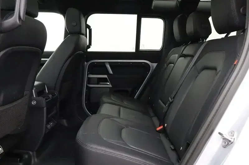 Used Land Rover Defender SE Dynamic 249 HP (183 kW) 2023 Silver SUV