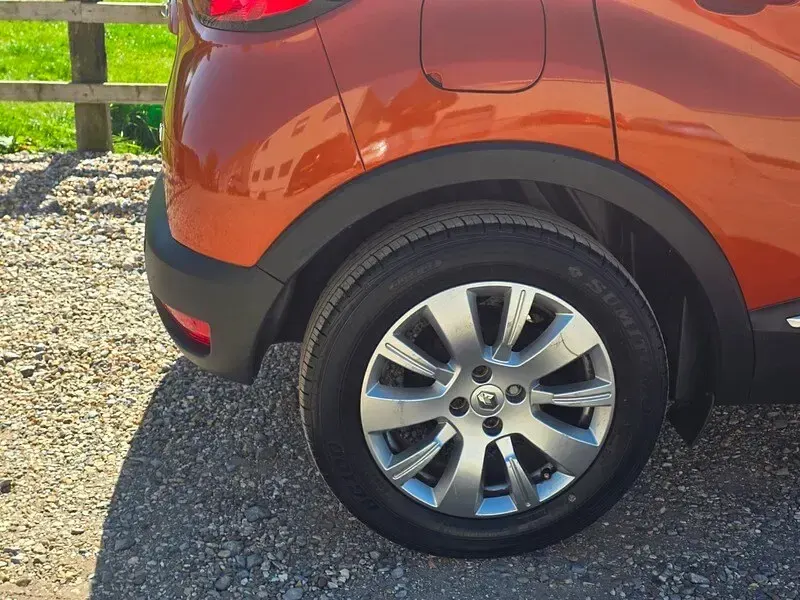 Used Renault Captur Expression+ 90 HP (66 kW) 2013 Orange SUV