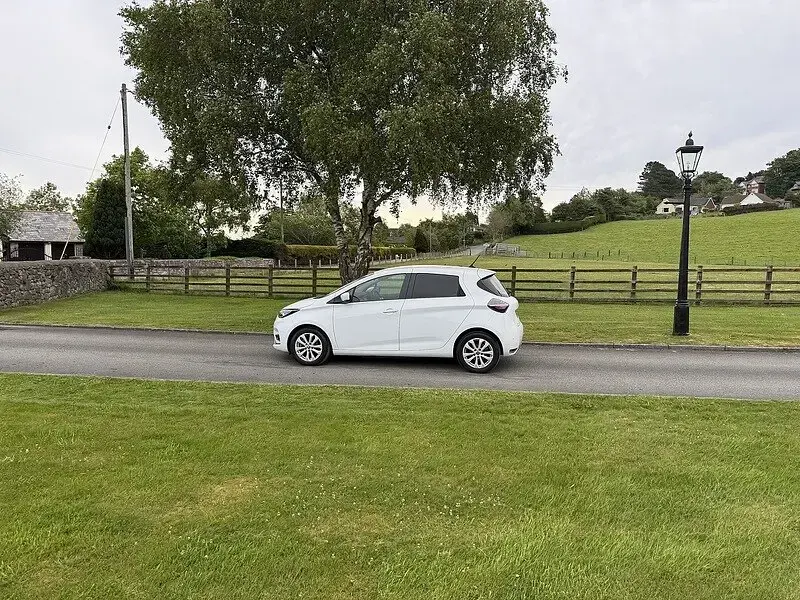 Used Renault Zoe Business 80 kW (109 HP) 2022 White Hatchback