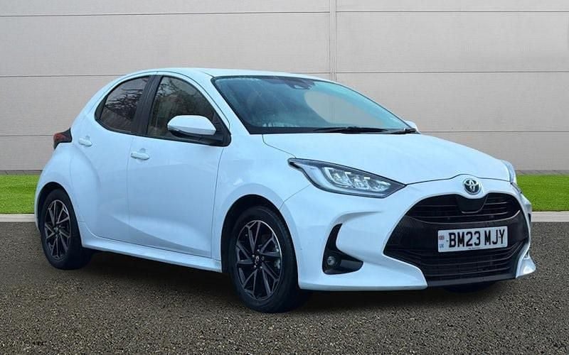 Used 2025 Toyota Yaris Hybrid Design Hatchback | £16,399 (Super price) - Image 1/4