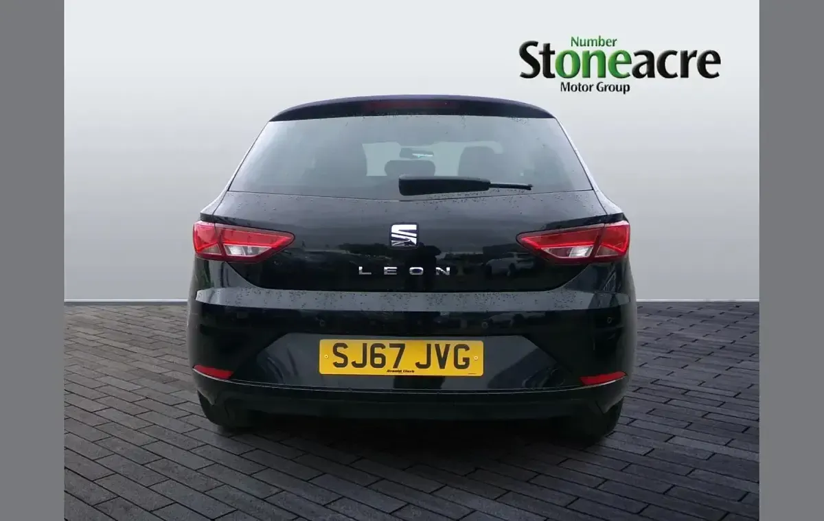 Used Seat Leon SE Dynamic 113 HP (83 kW) 2017 Black Hatchback