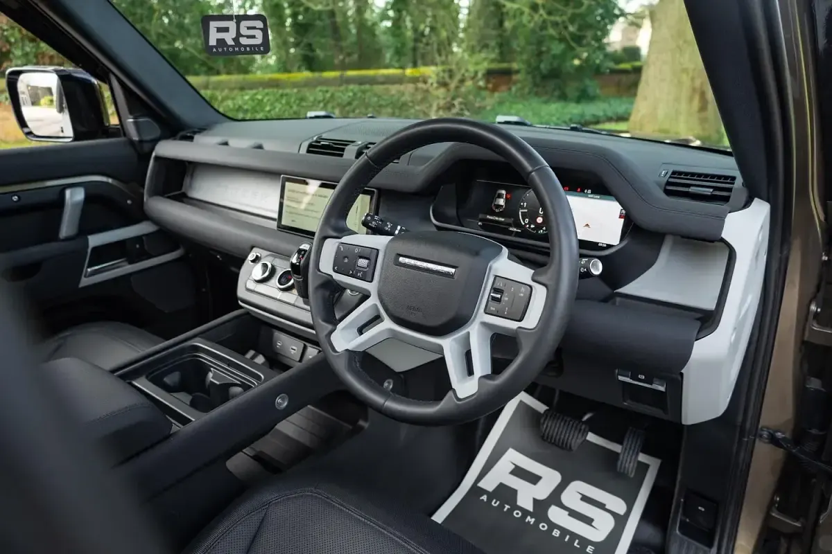 Used Land Rover Defender SE Dynamic 249 HP (183 kW) 2023 Brown SUV