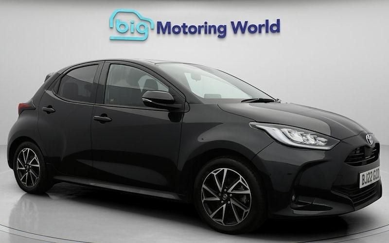 Used 2025 Toyota Yaris Hybrid Design Hatchback | £16,800 (Super price) - Image 1/4
