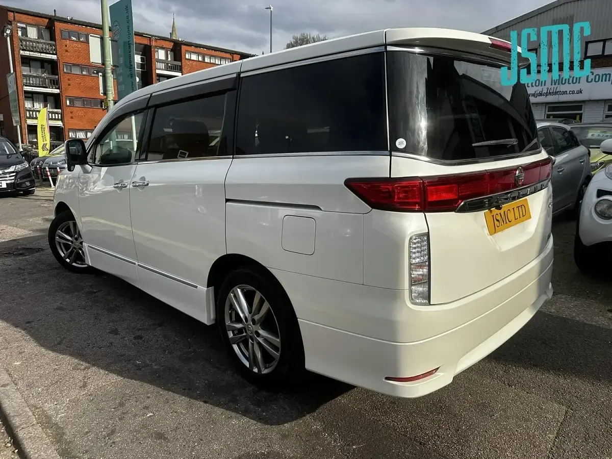 Used Nissan Elgrand 2011 White MPV