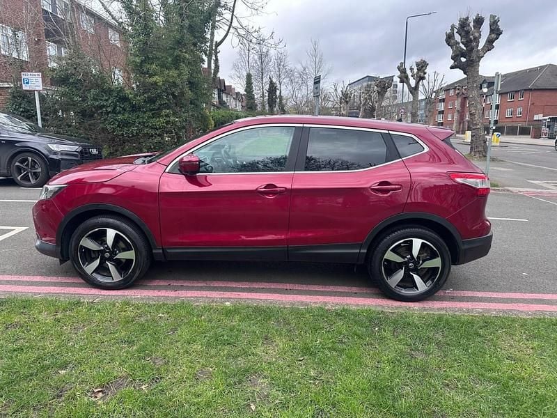 Used Nissan Qashqai N-Connecta 2016 Red SUV