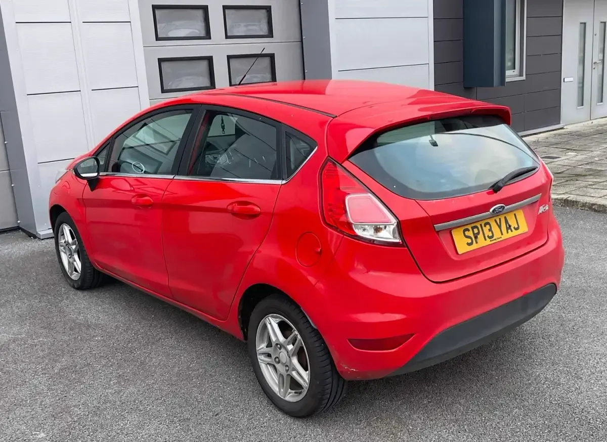 Usado Ford Fiesta Zetec 82 HP (60 kW) 2013 Vermelho Citadino