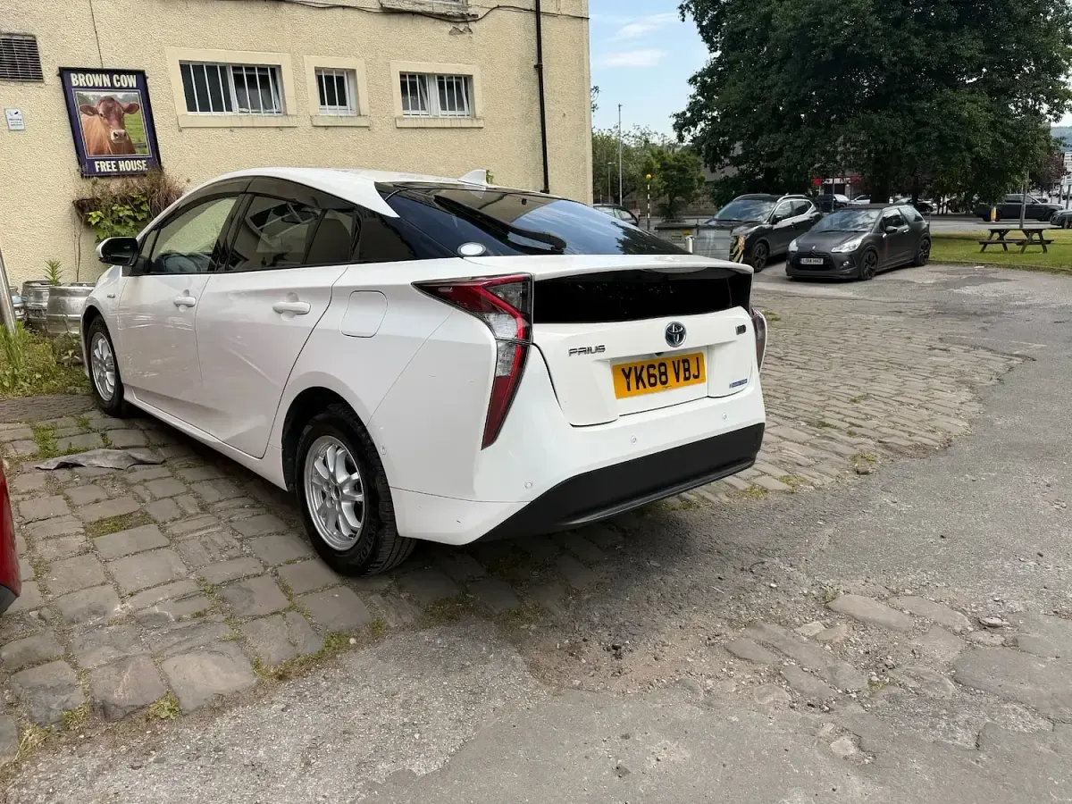 Used Toyota Prius 140 HP (102 kW) 2026 White Hatchback