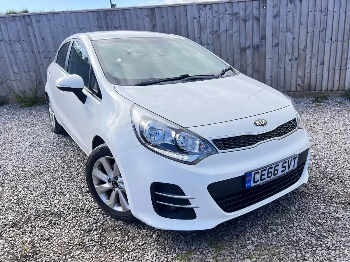 Begagnad Kia Rio 89 HK (65 kW) 2016 Vit Halvkombi