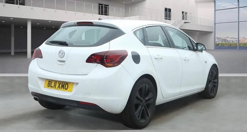 Used Vauxhall Astra SRi 2011 White Hatchback