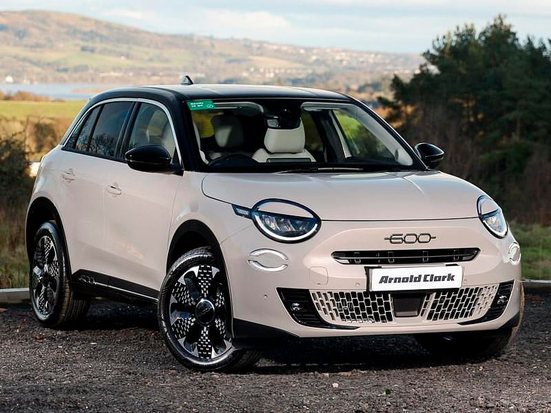 New Fiat 600 La Prima 136 HP (100 kW) 2026 Bicolour  red with black roof SUV