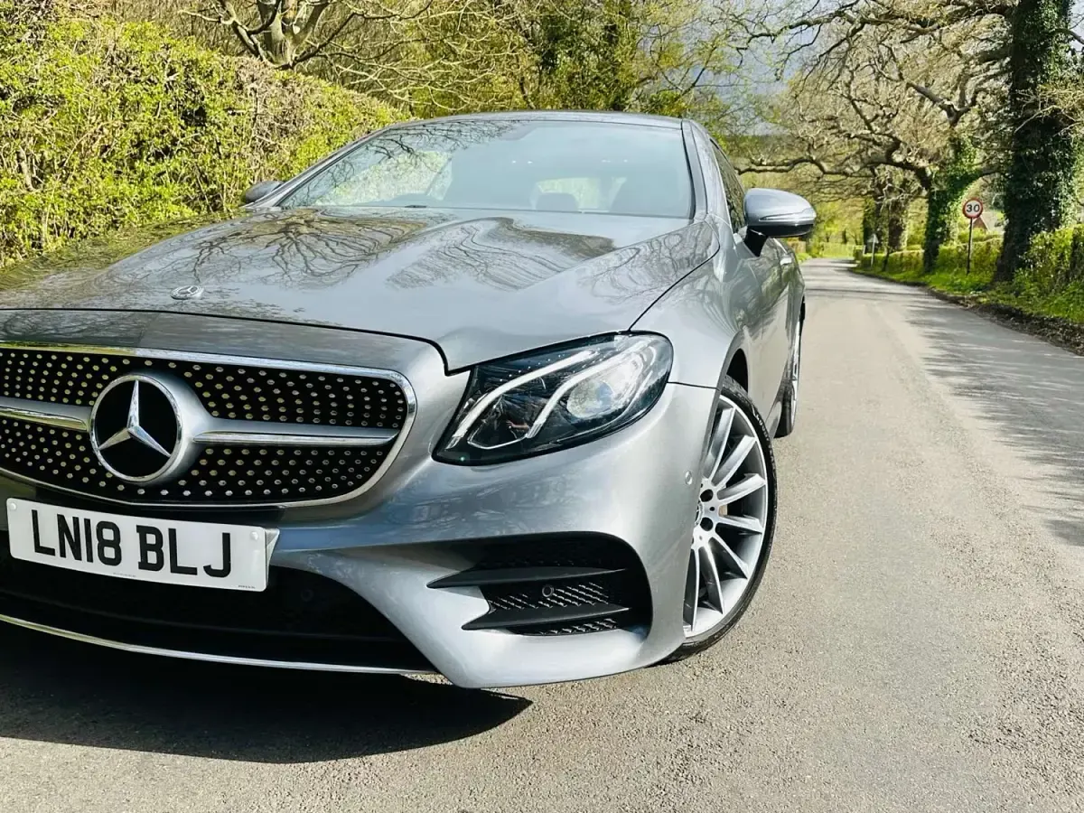 Begagnad Mercedes E220 AMG line 194 HK (142 kW) 2018 Grå Sportkupé