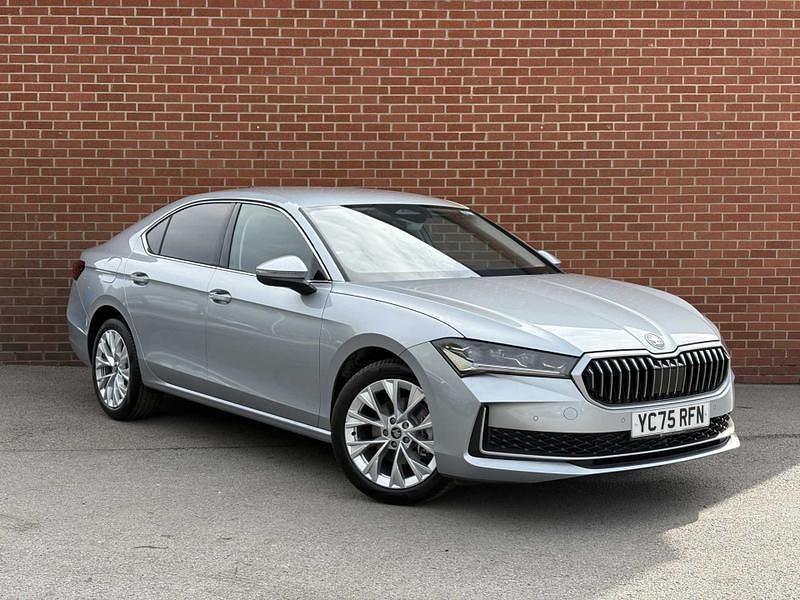 Pebbe silver metallic New 2025 Skoda Superb SE L Hatchback | £30,290 (Fair price) - Image 1/4