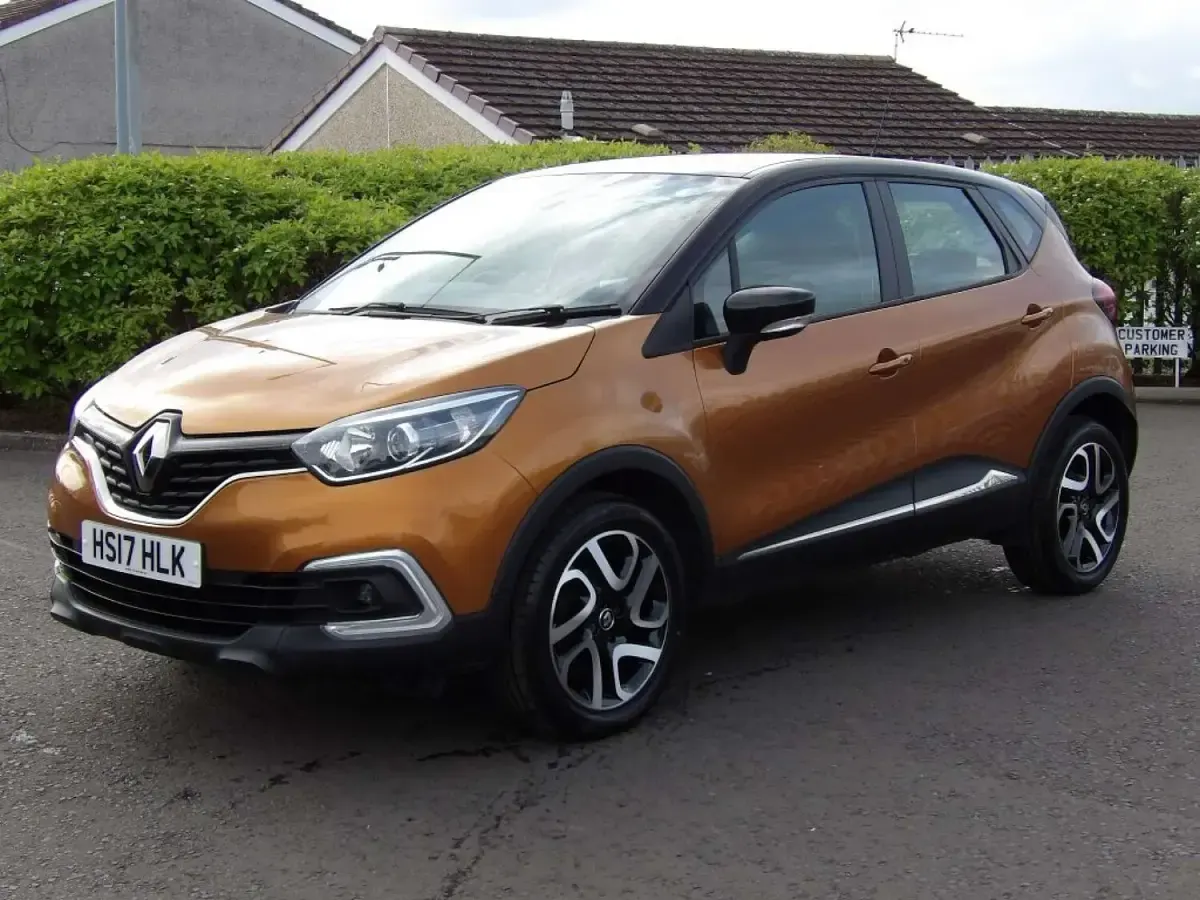 Used Renault Captur Dynamique 90 HP (66 kW) 2017 Orange and black SUV