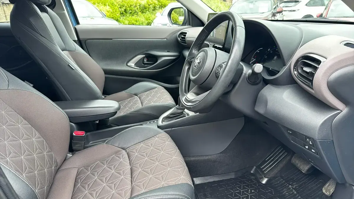 Used Toyota Yaris Hybrid 116 HP (85 kW) 2021 Blue Estate