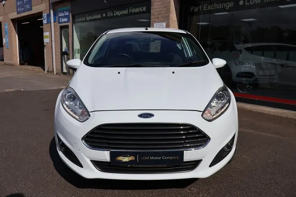 Used Ford Fiesta Zetec 82 HP (60 kW) 2016 White Hatchback
