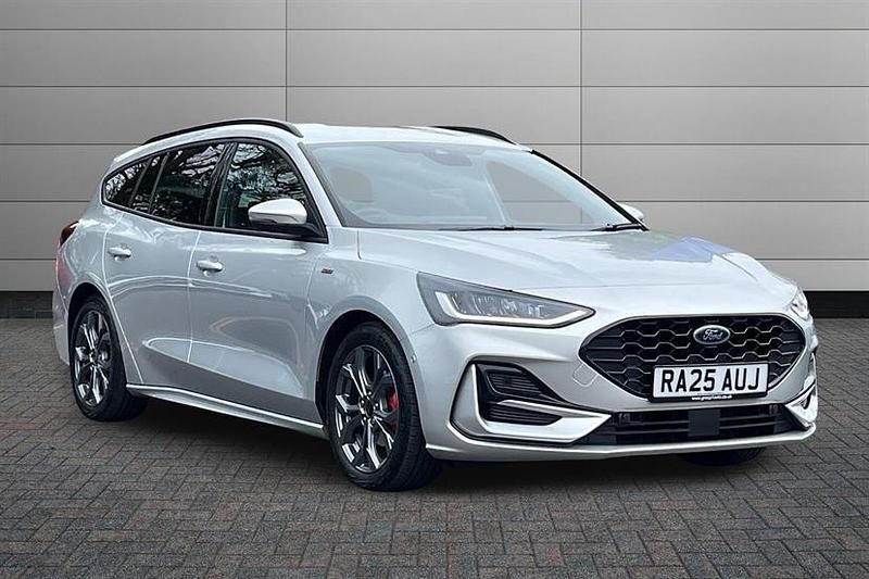 Used Ford Focus ST-Line 155 HP (114 kW) 2025 Moondust silver Estate