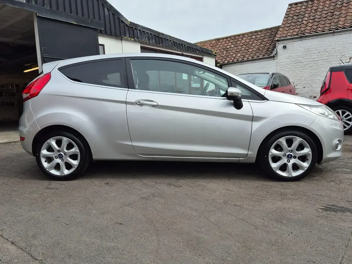 Used Ford Fiesta Titanium 96 HP (70 kW) 2011 Silver Hatchback