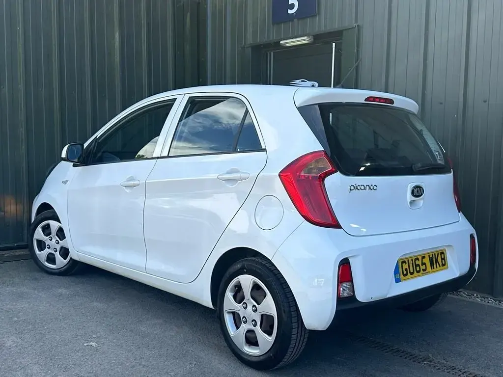 Used Kia Picanto 65 HP (47 kW) 2015 White Hatchback