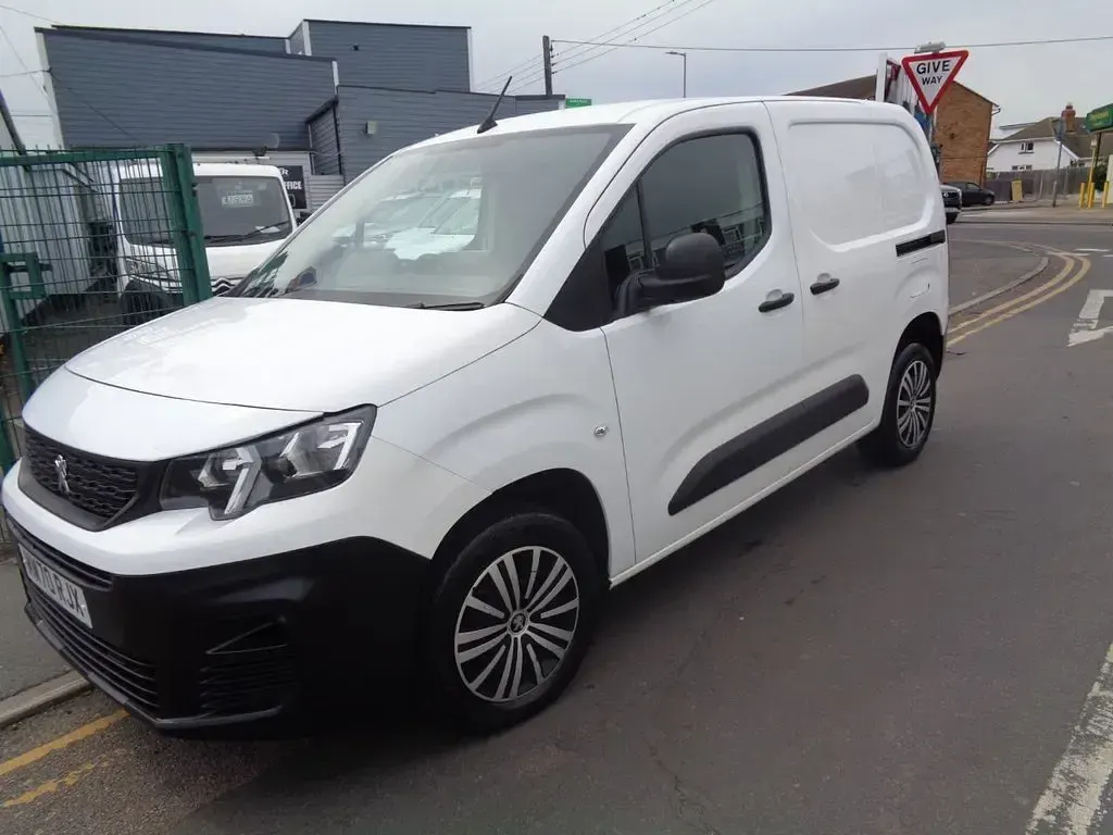 Used Peugeot Partner 131 HP (96 kW) 2021 White MPV