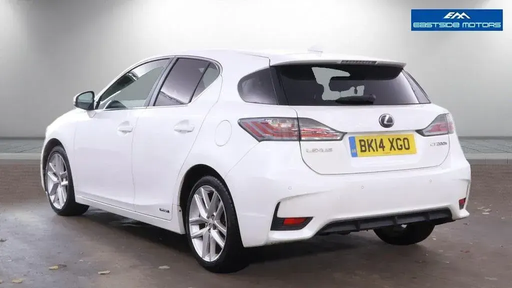 Used Lexus CT200h 136 HP (100 kW) 2014 White Hatchback
