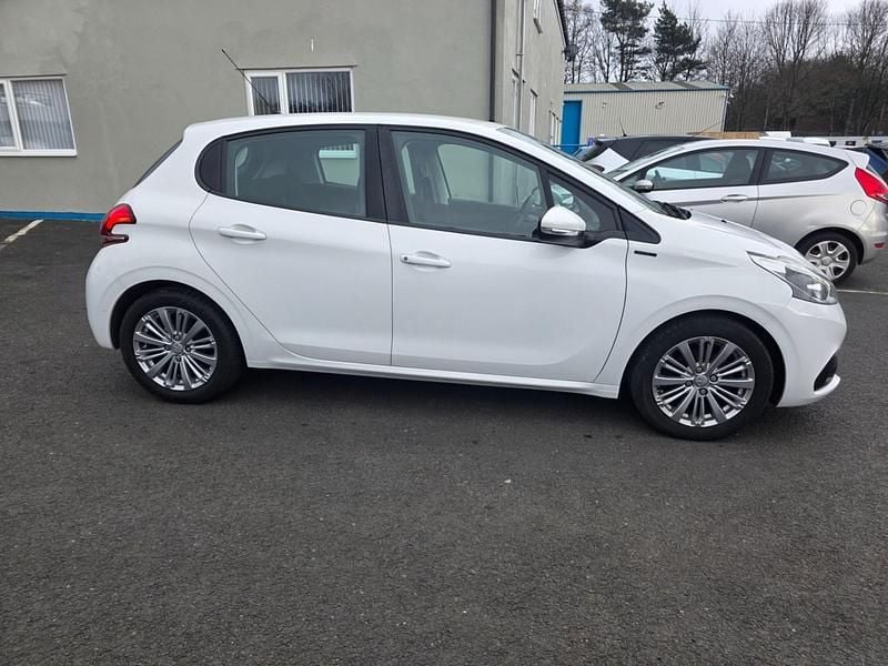 Used Peugeot 208 Signature Sky 2018 White Hatchback