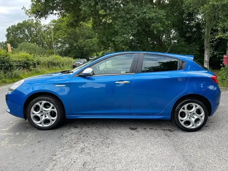 Used Alfa Romeo Giulietta 120 HP (88 kW) 2019 Blue Hatchback