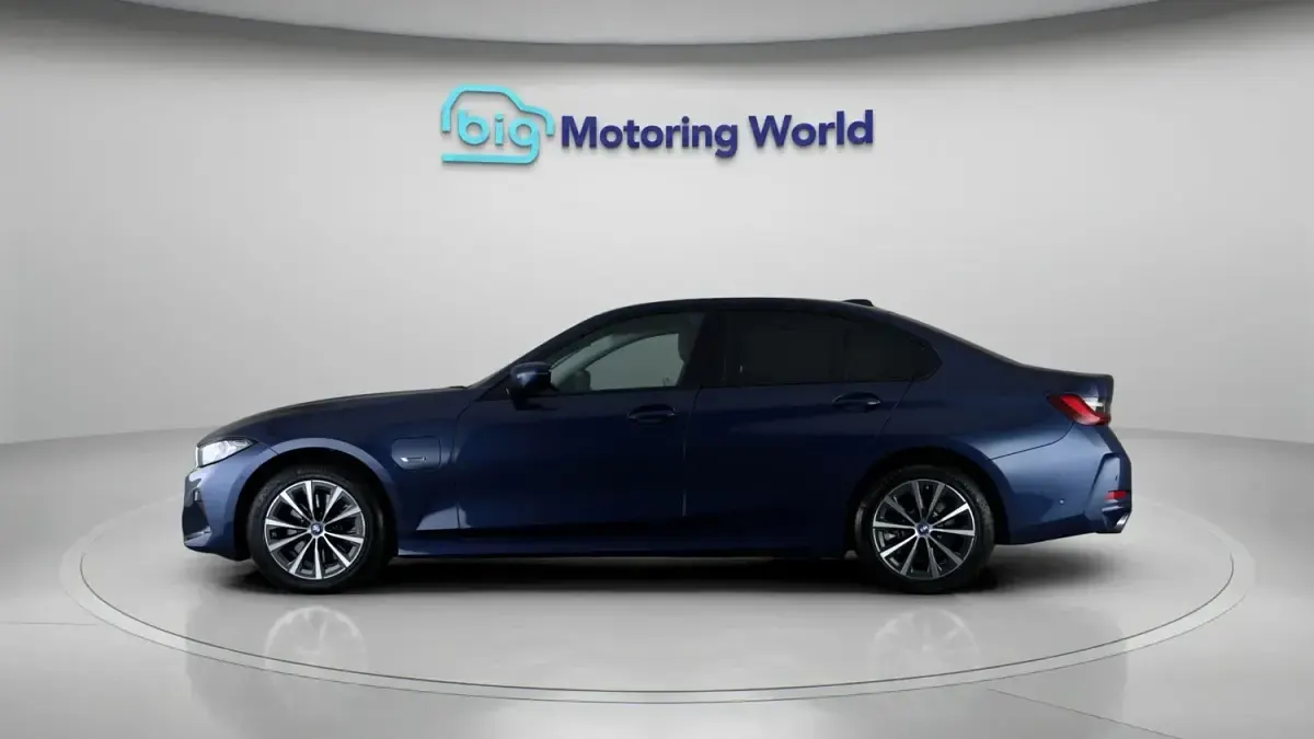 Usado BMW 330e Sport Line 292 CV (214 kW) 2023 Azul Berlina