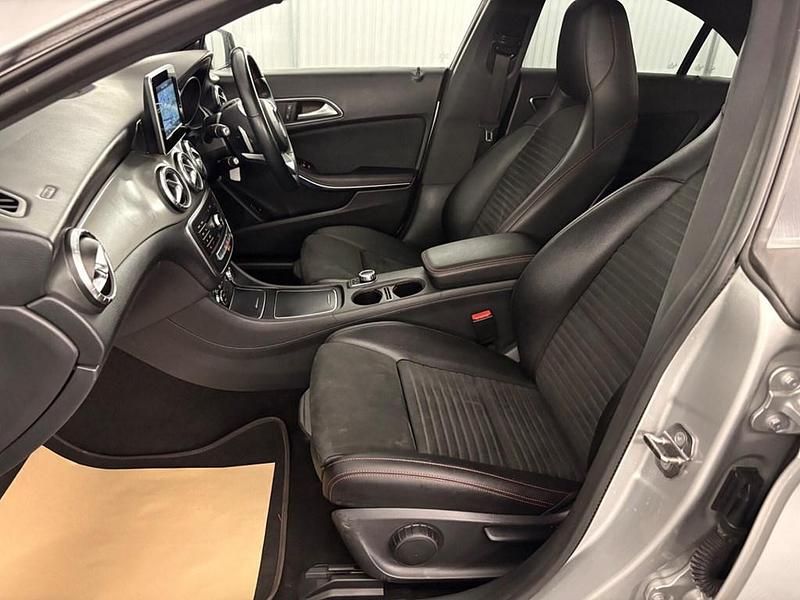 Usado Mercedes CLA180 AMG line 2018 Prateado Sedan