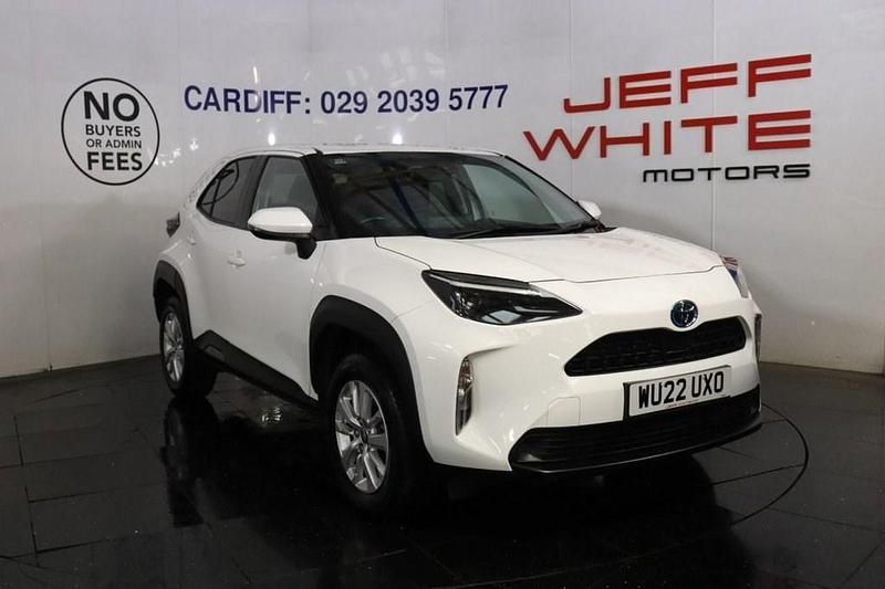 Used Toyota Yaris Hybrid Play 2022 White Hatchback