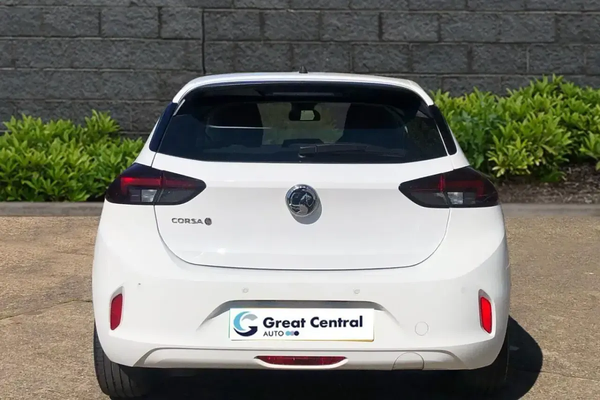Begagnad Vauxhall Corsa-e 98 kW (134 HK) 2022 Vit Halvkombi