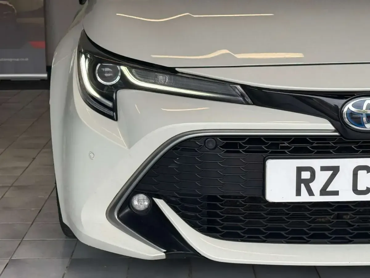 Used Toyota Corolla 184 HP (135 kW) 2020 White/black Hatchback