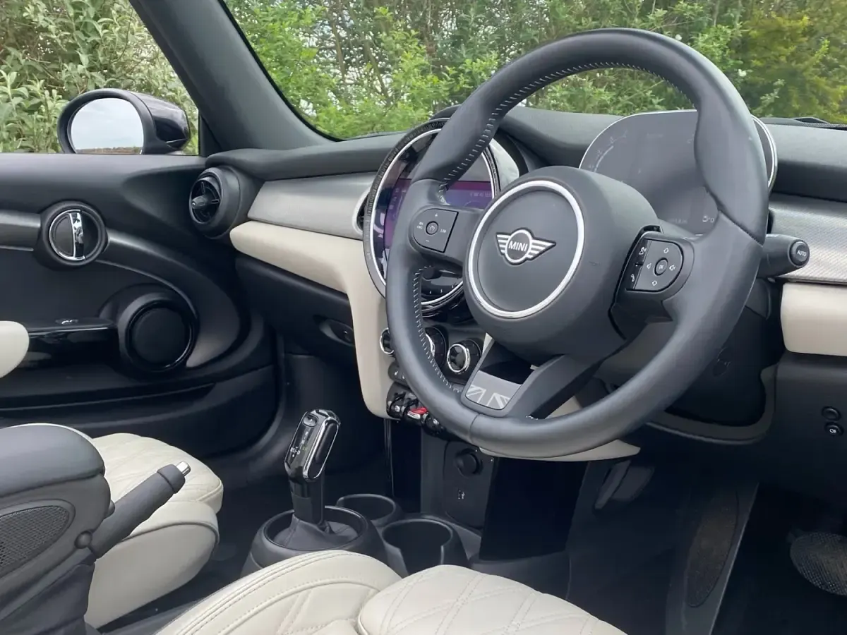 Begagnad Mini Cooper Cabriolet Exclusive 2023 Svart Cab