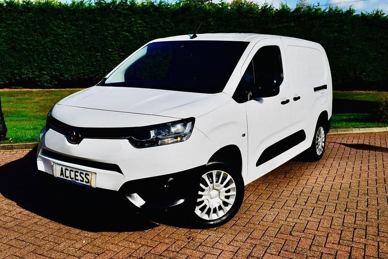 White Used 2022 Toyota Proace MPV | £11,995 (Good price) - Image 1/4