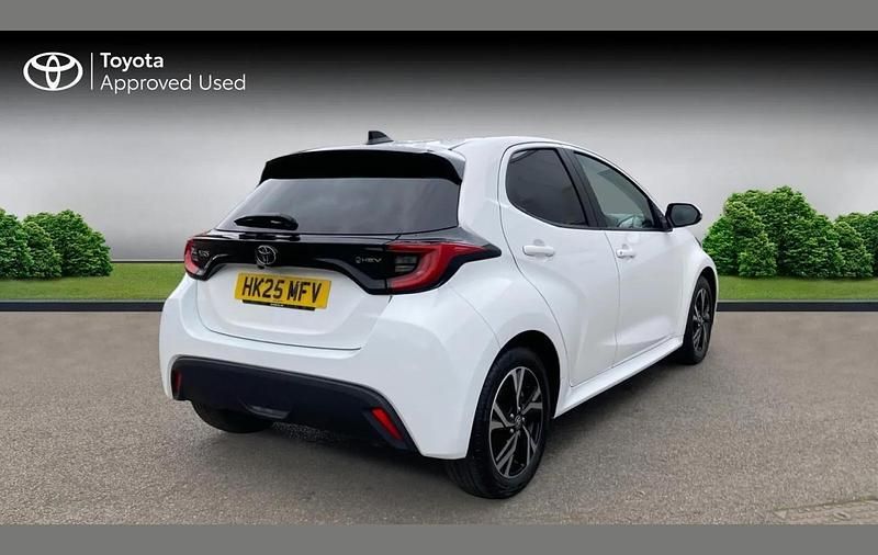 Used Toyota Yaris Hybrid Design 116 HP (85 kW) 2025 Pure white Hatchback