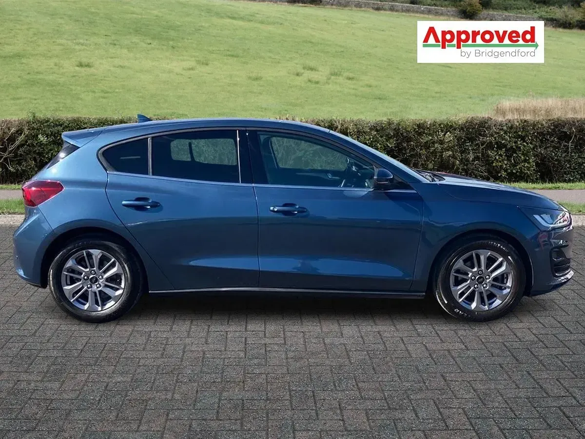 Gebraucht Ford Focus Titanium 125 PS (91 kW) 2024 Blau Kleinwagen