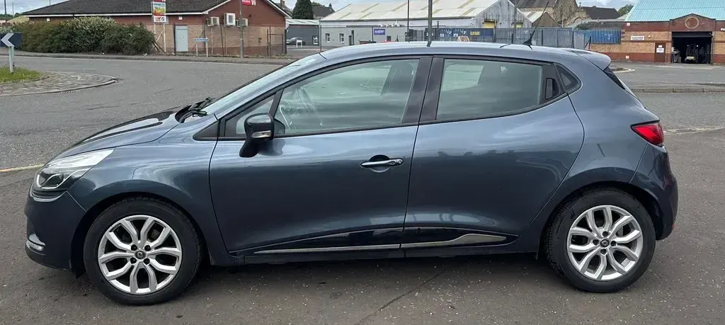 Used Renault Clio Dynamique 90 HP (66 kW) 2017 Grey Hatchback