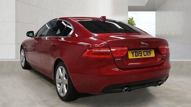 Begagnad Jaguar XE Portfolio 200 HK (147 kW) 2019 Röd Sedan