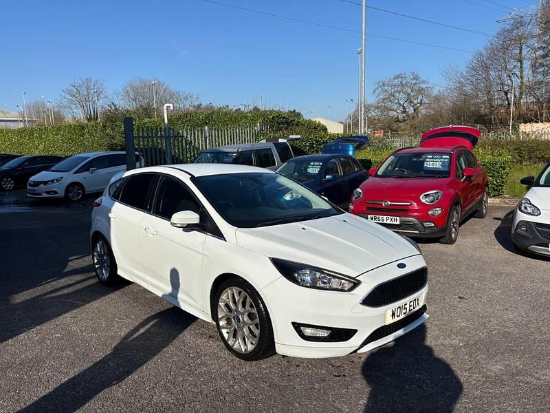 Used Ford Focus Zetec 125 HP (91 kW) 2015 White Hatchback